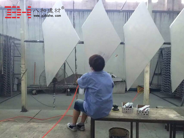 【日出貨量】面對(duì)訂單數(shù)增多時(shí) 產(chǎn)量是實(shí)力鋁單板廠(chǎng)家的保證